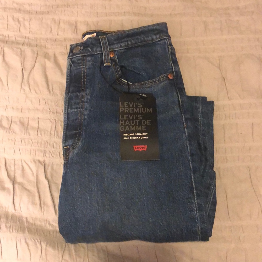 Levi’s Medium Wash Ribcage Straight